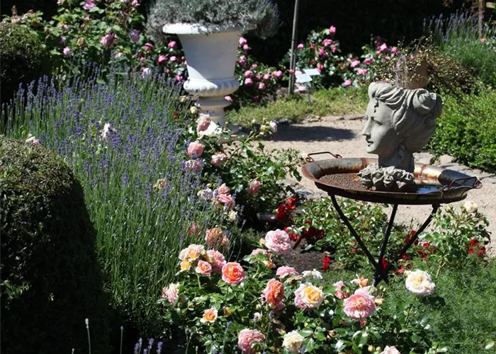 Es müssen nicht immer Zwerge sein - Skulpturen im Garten Es müssen nicht immer Zwerge sein - Skulpturen im Garten