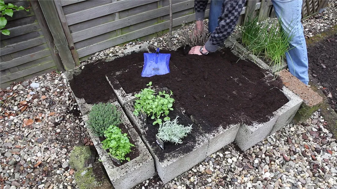 Kräuter - Einsetzen in Pflanzsteine (thumbnail).jpg